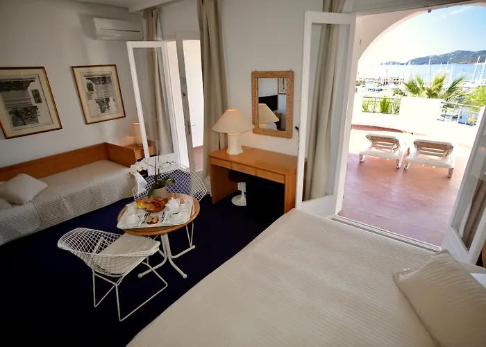 Hotel De La Calanque Le Lavandou